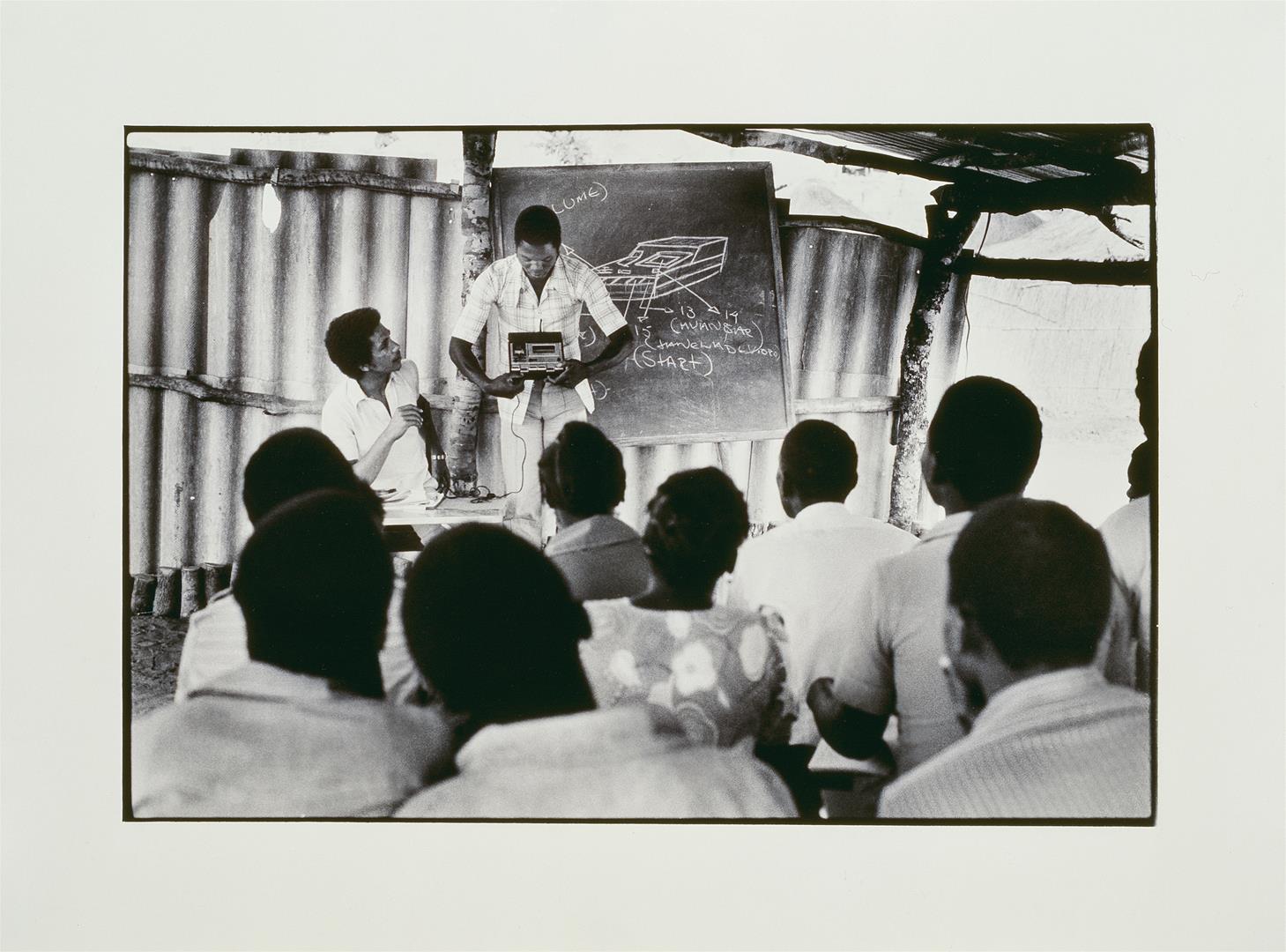 Alfredo PACO <i> A luta contra o subdesenvolvimento. Unango, Prov�ncia de Niassa.</i><p> Cr�ditos: Laura Castro Caldas / Paulo Cintra